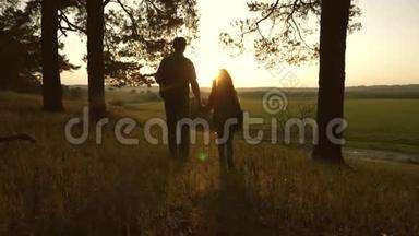父女旅行，漫步林间，欣赏夕阳下的风景.. 情侣旅行者带背包旅行
